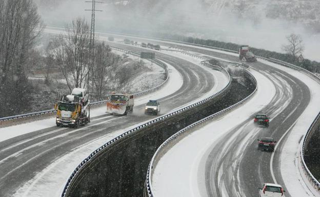 La autovía A-,6 a su paso por Bembibre (León), afectada por la nieve. César Sánchez-ICAL