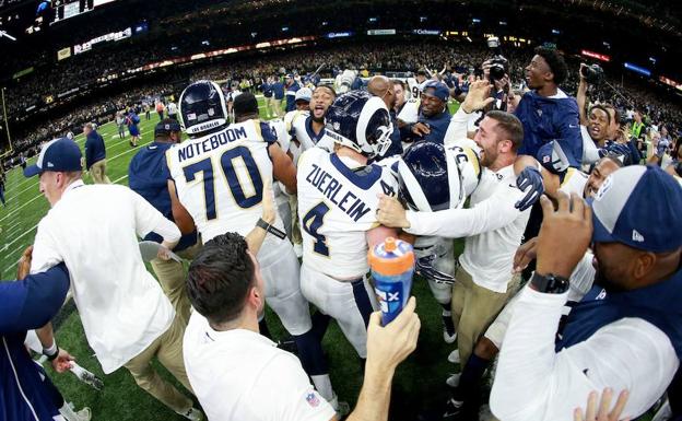Los Rams celebran la victoria. 