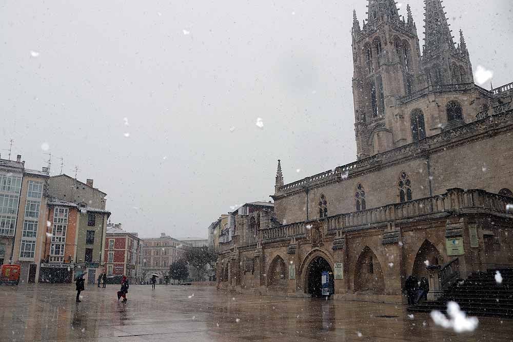 Fotos: Llegan los primeros copos de nieve a Burgos