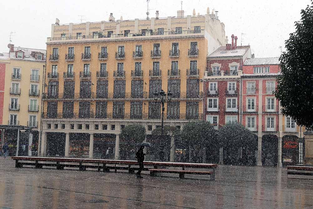 Fotos: Llegan los primeros copos de nieve a Burgos