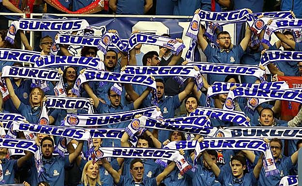 Aficionados animando al San Pablo en el Coliseum