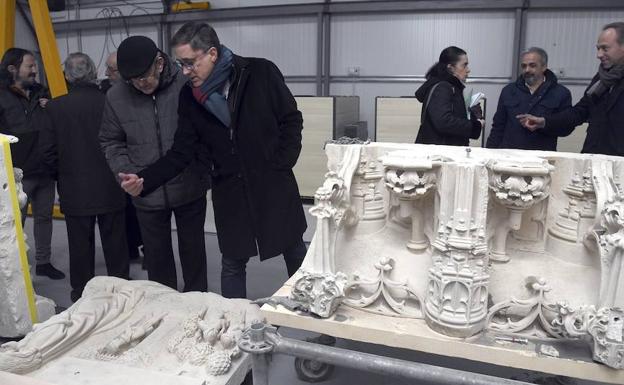 El director general de Patrimonio Cultura, Enrique Saiz, durante una visita a las intervenciones