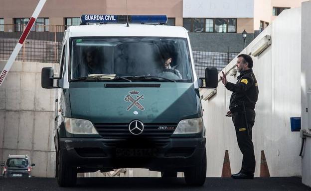 Salida del furgón de la Guardia Civil que llevó a prisión al marido de Romina Núñez. 