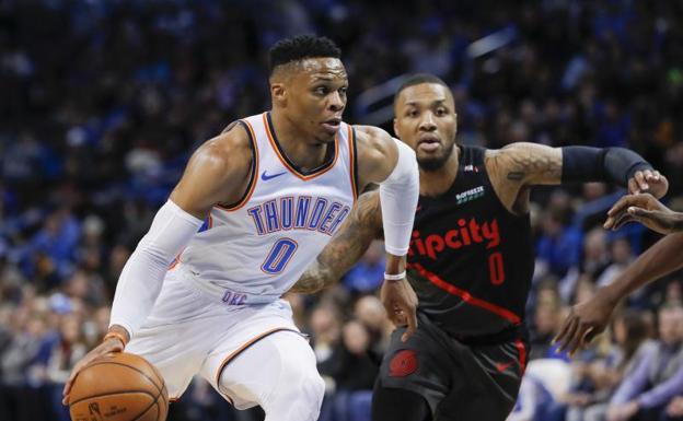 Russell Westbrook, en una acción ante Damian Lillard. 