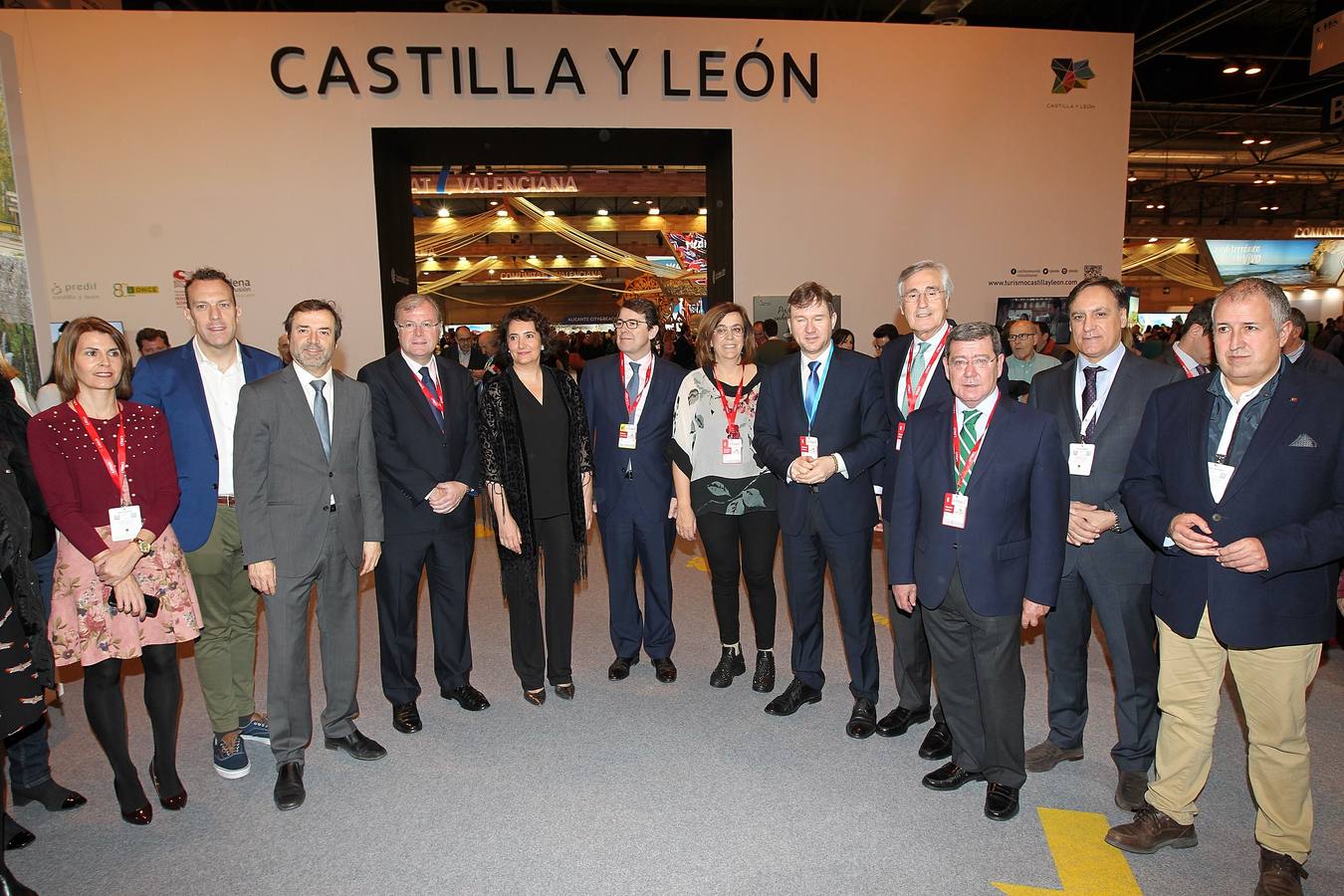 El presidente de PPCyL, Alfonso Fernández Mañueco, durante su visita al stand de la Junta.