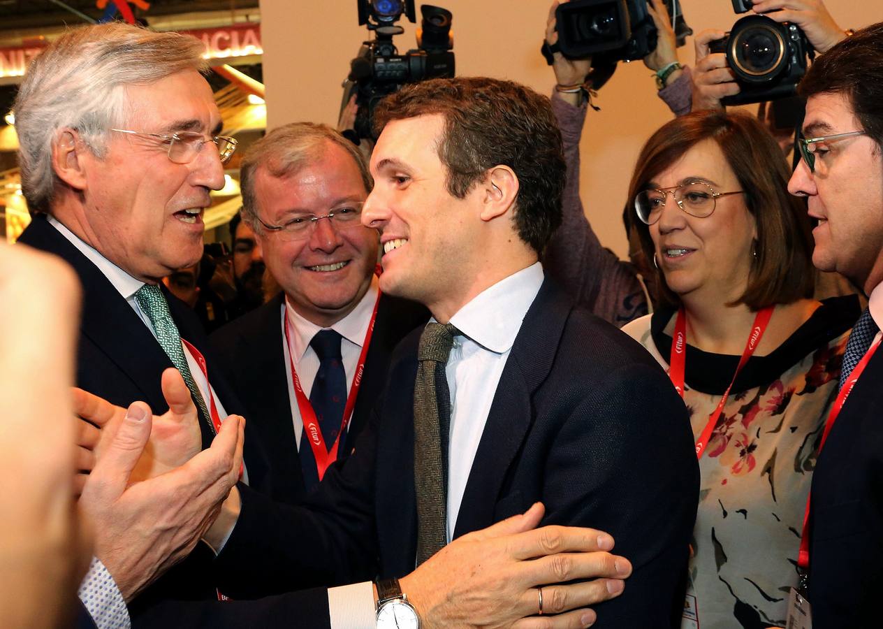 El presidente nacional del Partido Popular, Pablo Casado, saluda al alcalde de Ávila, José Luis Rivas, en la visita al stand de Castilla y León.