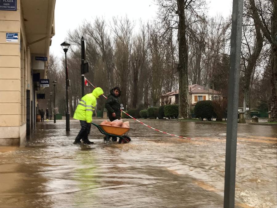 Fotos: El Nela se desborda en Villarcayo e inunda calles, carreteras y edificios