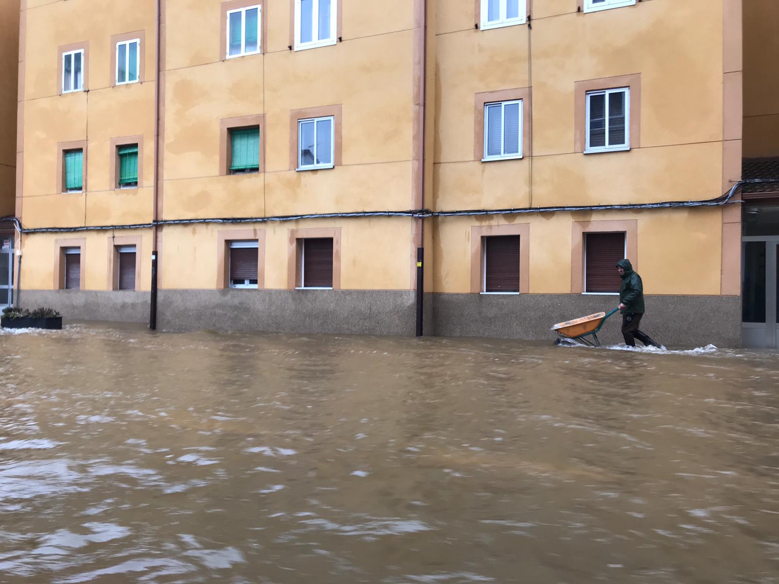 Fotos: El Nela se desborda en Villarcayo e inunda calles, carreteras y edificios