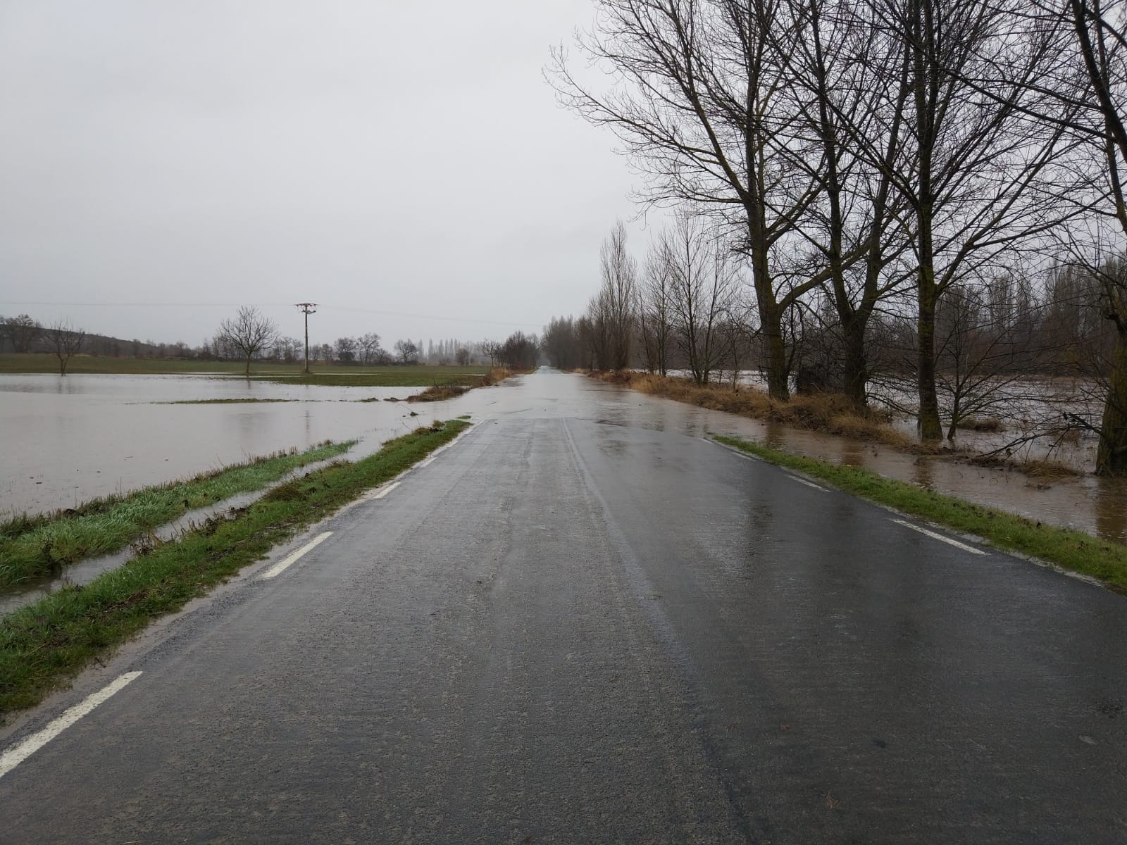 Fotos: El Nela se desborda en Villarcayo e inunda calles, carreteras y edificios