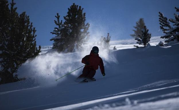 Un esquiador desciende por las pistas de La Molina