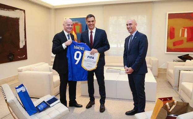 Infantino, presidente de la FIfa, Pedro Sánchez y Luis Rubiales. 