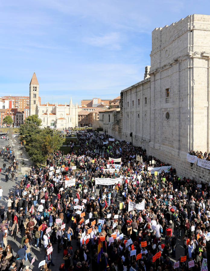 Fotos: Miles de personas salen a la calle para gritar en defensa de la sanidad