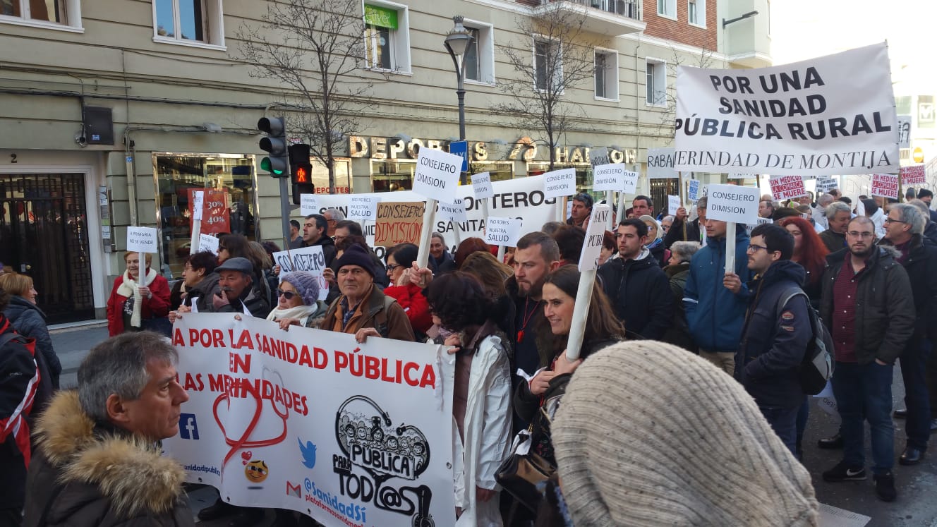 Fotos: Miles de personas salen a la calle para gritar en defensa de la sanidad