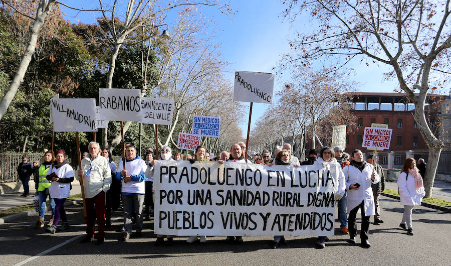 Fotos: Miles de personas salen a la calle para gritar en defensa de la sanidad