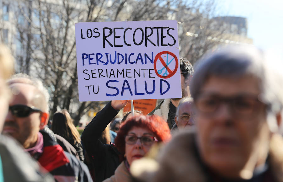 Fotos: Miles de personas salen a la calle para gritar en defensa de la sanidad