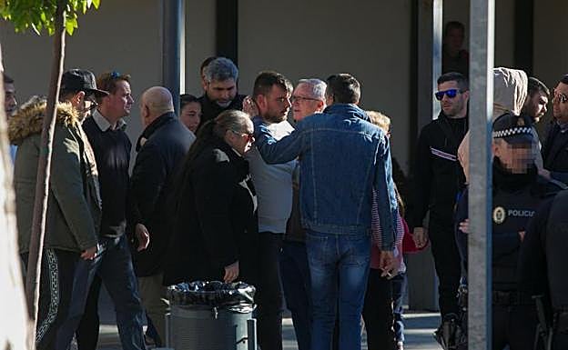 Familiares y vecinos de Julen, en el tanatorio de la barriada malagueña de El Palo.