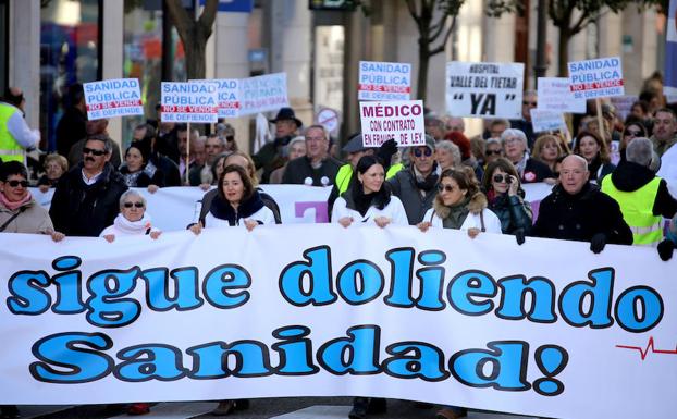 Imagen de la cabecera de la manifestación, con las tres médicos