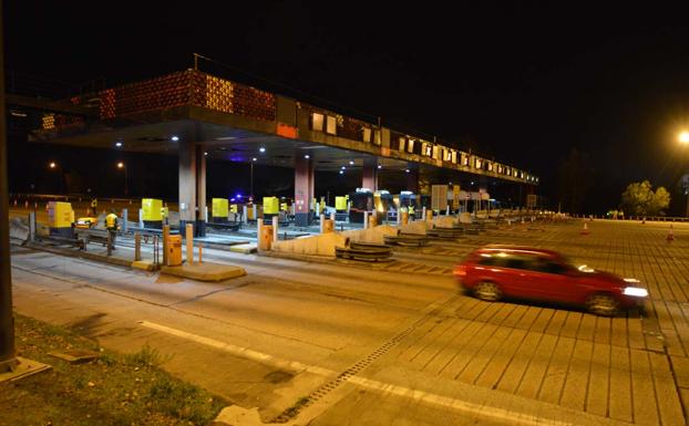 Imagen de un peaje de la AP-1 en la madrugada de la liberalización