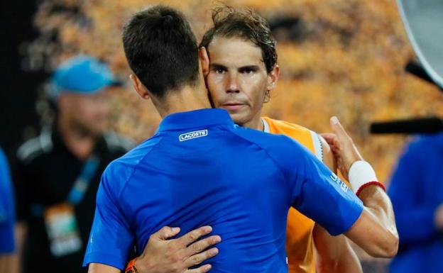 Rafa Nadal, con la mirada perdida, felicita a Novak Djokovic. 