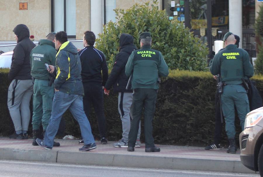 Instante del incidente entre aficiones con la Guardia Civil interviniendo en las cercanías del Helmántico.. 