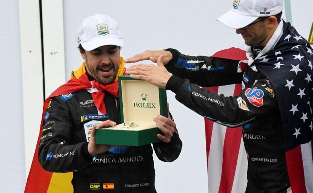 Fernando Alonso y su compañero Jordan Taylor celebran la victoria en Daytona.