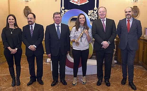 Imagen principal - Cristina Gutiérrez renueva su compromiso con la provincia de Burgos