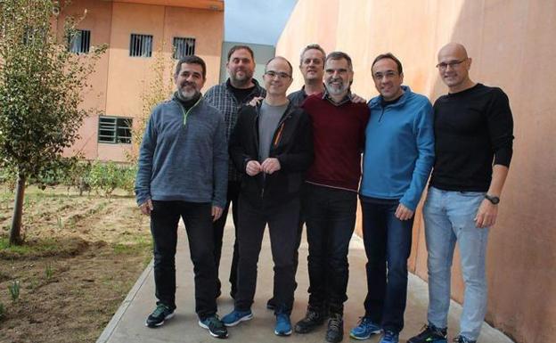 Jordi Sànchez, Oriol Junqueras, Jordi Turull, Joaquim Forn, Jordi Cuixart, Josep Rull y Raül Romeva en la prisión de Lledoners. 