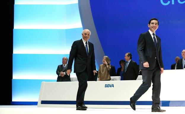 Francisco González y Carlos Torres, en la última junta de accionistas del BBVA celebrada la pasada primavera en Bilbao.