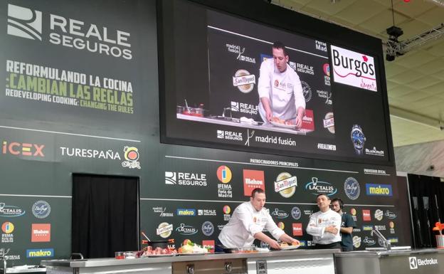 Los cocineros burgaleses Luis Alberto Simón y José Ignacio Rojo durante la conferencia. 