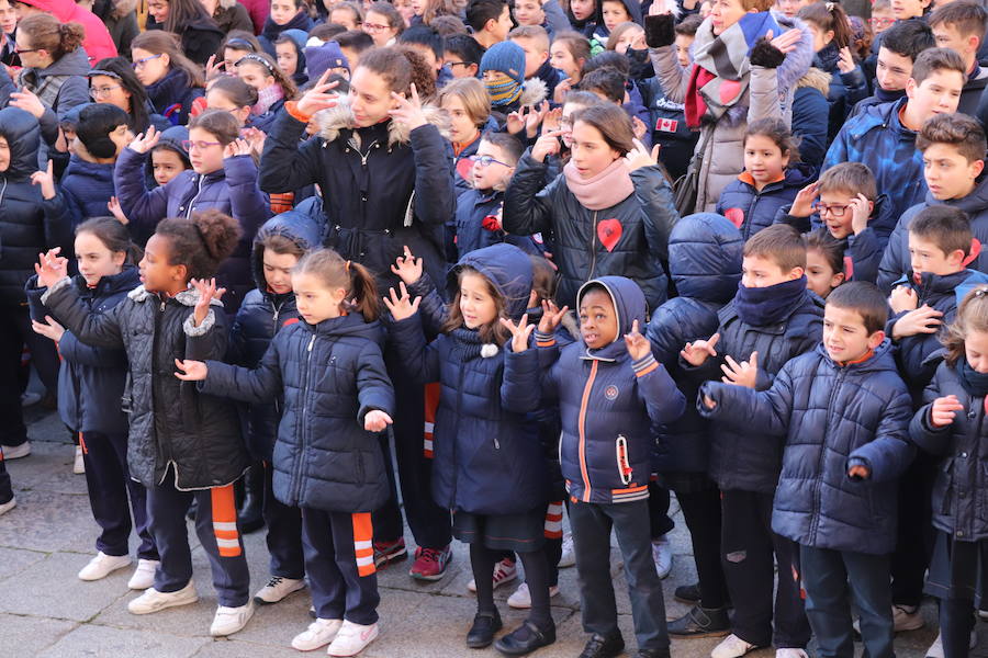 Fotos: Los alumnos del colegio Nuestra de Saldaña y LA Salle celebran el Día de la Paz y la No Violencia