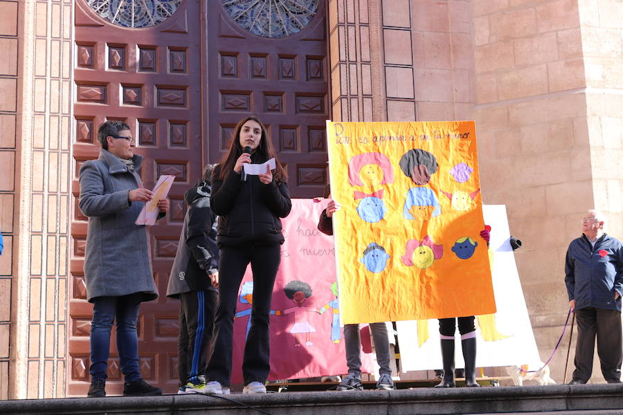 Fotos: Los alumnos del colegio Nuestra de Saldaña y LA Salle celebran el Día de la Paz y la No Violencia