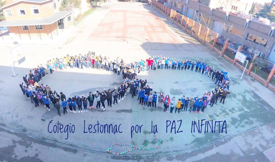 El Colegio Lestonnac de Valladolid ha celebrado el Día de la Paz con un gran mosaico que representaba el símbolo del infinito. 