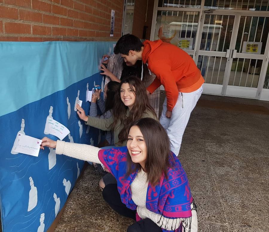 Varias jóvenes del Colegio La Milagrosa y Santa Florentina de Valladolid depositan un mensaje de deseo en uno de los murales creados para celebrar el Día de la Paz.