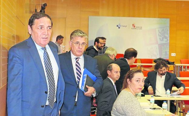 Antonio María Sáez Aguado y Rafael López, al comienzo de la reunión. :: 