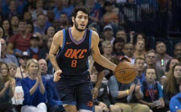 Alex Abrines bota el balón. 