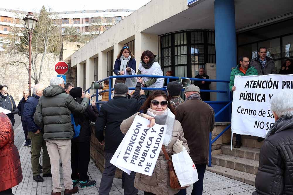 Fotos: Los vecinos mantienen sus protestas por los recortes sanitarios que afectan al Centro de Salud de Los Cubos