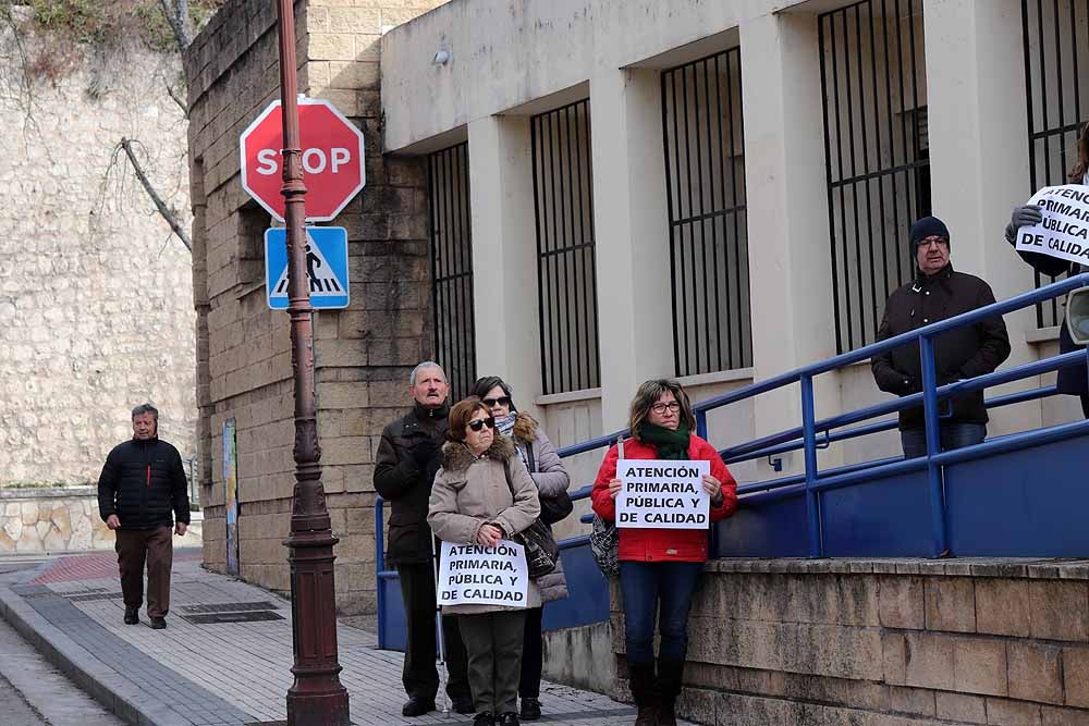 Fotos: Los vecinos mantienen sus protestas por los recortes sanitarios que afectan al Centro de Salud de Los Cubos