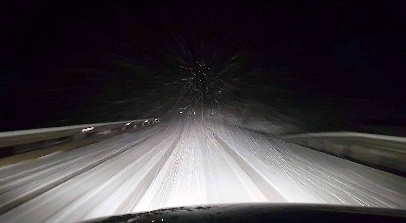 Estado de la carretera que comunica Salas de los Infantes con Regumiel de la Sierra tras varias horas nevando y sin haber actuado la quitanieves. 