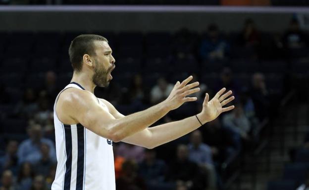 Marc Gasol protesta una decisión arbitral. 