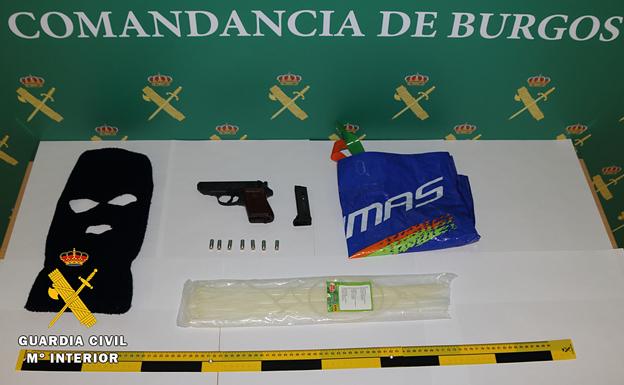 Pasamontañas, pistola y bridas encontradas por la Guardia Civil. 