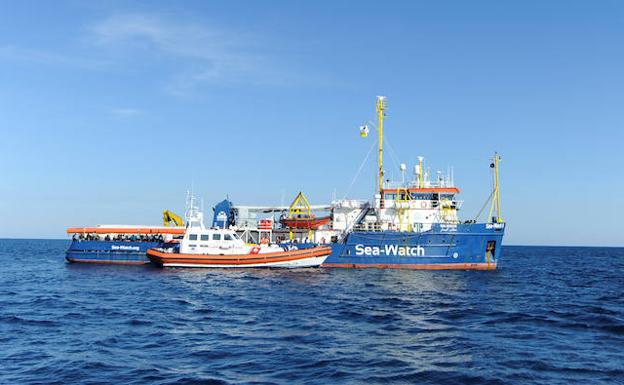 El barco de la ONG Sea Watch, antes de entrar en el puerto de Siracusa (Italia).