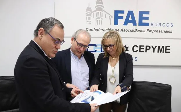 Íñigo Llarena, Ignacio San Millán y Emiliana Molero han presentado los resultados de la encuesta. 