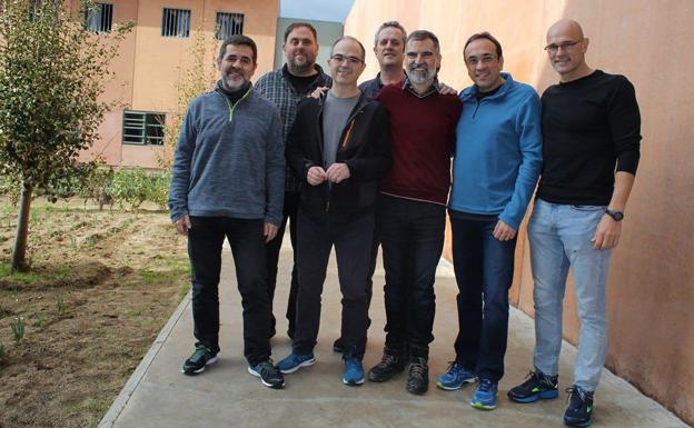 Líderes catalanes independentistas recluídos en la carcel de Lledoners (Barcelona).