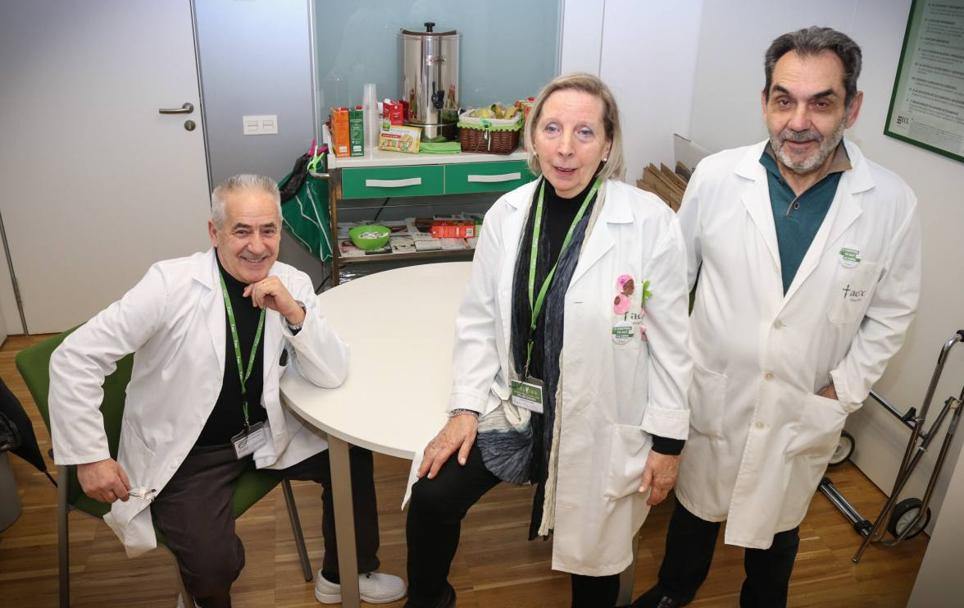 De izquierda a derecha, Pedro, Charo y José Luis, tres de los 50 voluntarios hospitalarios de la AECC en Burgos. 