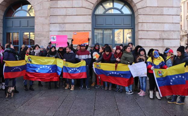 Los venezolanos se han concentrado en la plaza de Mio Cid, junto al Teatro Principal