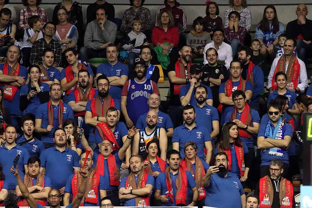 Fotos: Si has estado en el Coliseum viendo al San Pablo Burgos con el Guipuzcoa Basquet, búscate