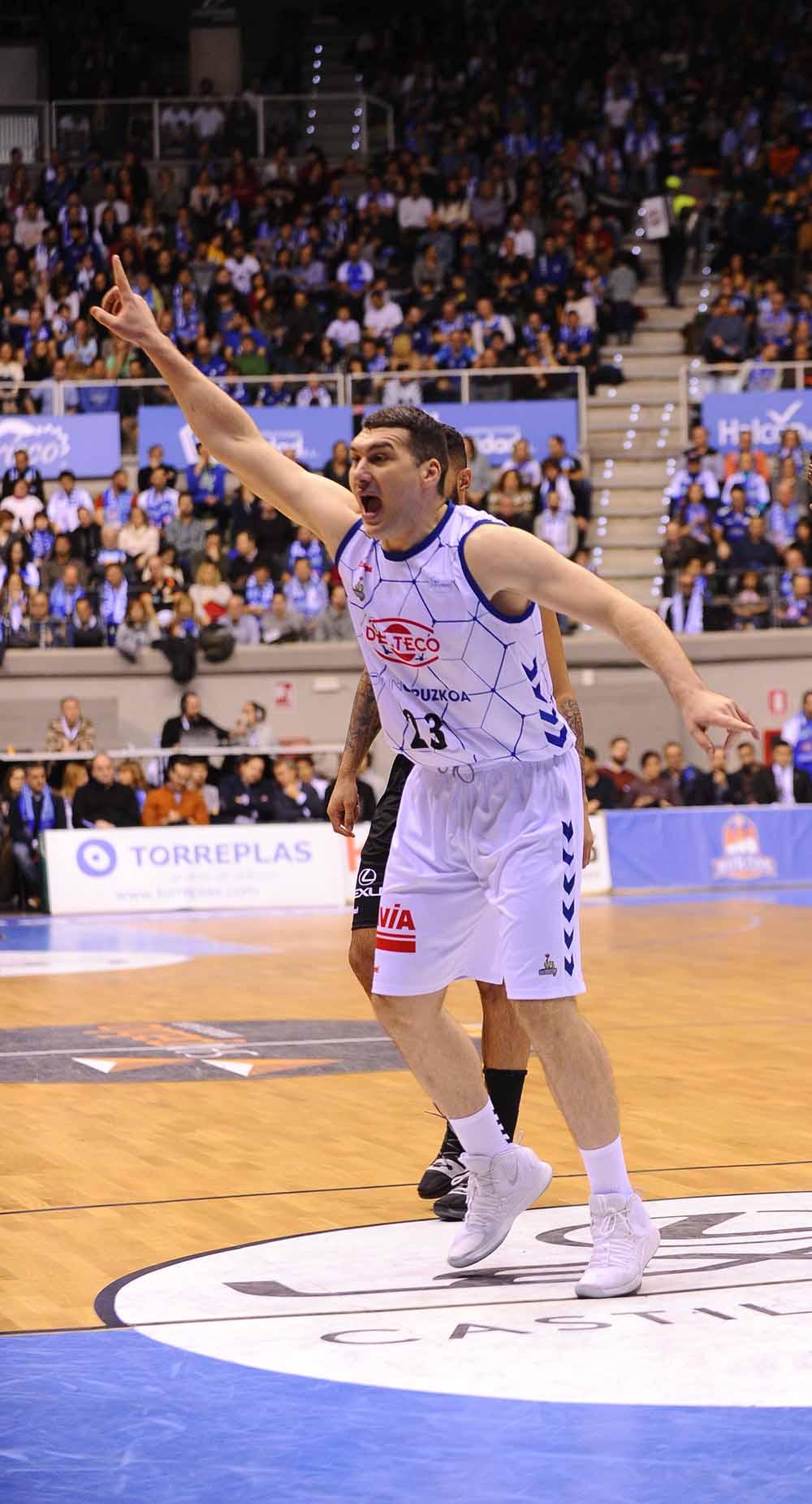 Fotos: El San Pablo Burgos se esforzó al máximo para superar con contundencia al Guipuzcoa Basquet