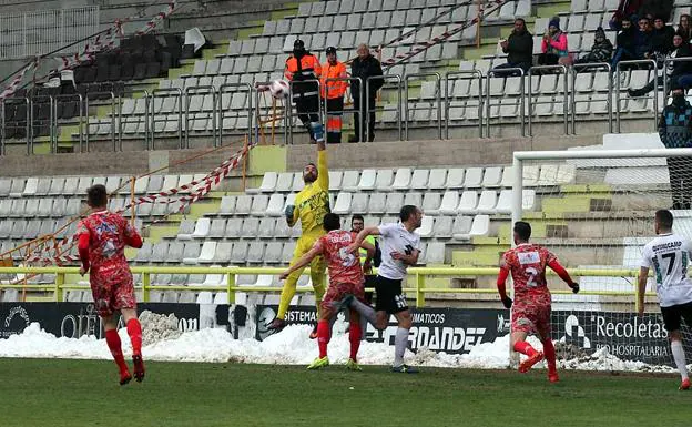 El Guijuelo salvó los muebles con una buena defensa