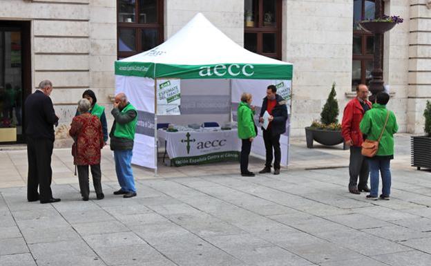 Mesa informativa de la AECC en Burgos.