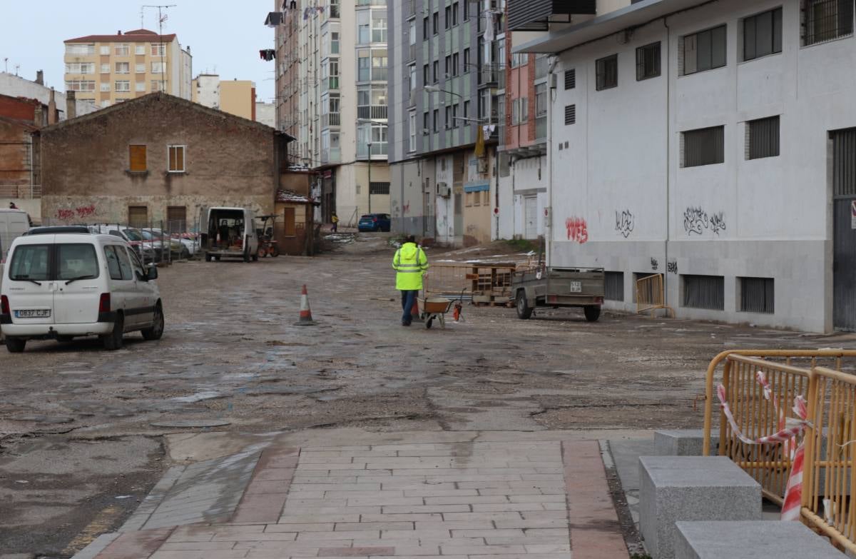 Tras muchos años de espera, hoy por fin han arrancado las obras de urbanización del aparcamiento de Lavaderos.